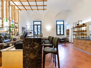 Bonacolsi Collection , Mantegna Hotels