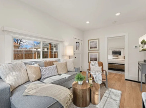 Chic Luxury Retreat in Old Town Walk Everywhere!
