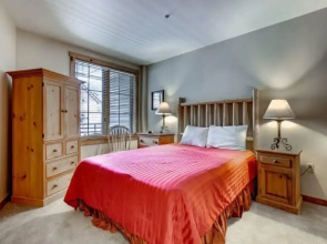 River Run Village 2 Bedroom Condo - 100 yards to slopes, Pool, Hot Tub Access