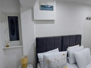 Luxury 5 Bedroom 2 BA House with Parking