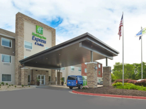 Holiday Inn Express Suites Omaha 120Th And Maple