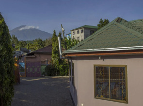 Arusha Giraffe Lodge