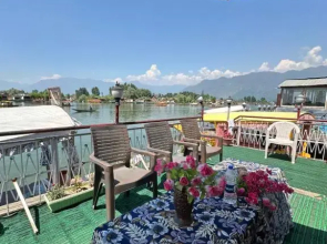 Vale of Kashmir Houseboat