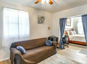 1 Mi to Dtwn: Remote Work-friendly Apt in Hampton!