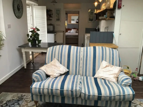 Charming 2-bed Cottage in Tranquil Riversetting
