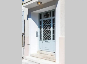 Neoclassical apartment with 3 bedrooms in Piraeus