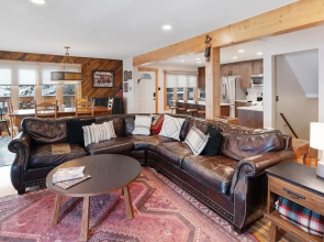 Winterset 8 pet Friendly 4 Bedroom Townhouse by RedAwning