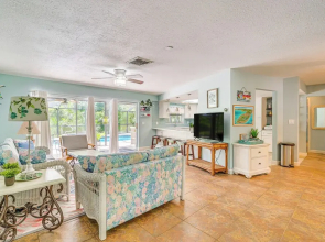 Lovely Crystal River Home w/ Lanai & Pool!