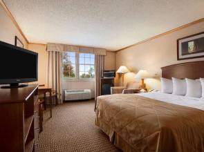 Ramada by Wyndham Williamsburg and Wasserbahn Waterpark