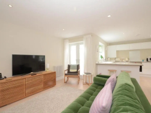 The Mews - 2 Bedroom Luxury, Spacious House With Free Parking