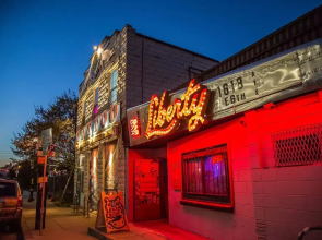 Prime Location Chic 1BR Fast Wifi 7 Min to Downtown