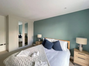 Luxury 2 Bedroom Apt with Parking