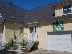 Genelle House B&B Guest House