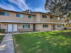 Central Bakersfield Townhome w/ Private Patio
