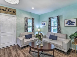 1 Mi to Uta: Arlington Elm Cottage w/ Fenced Yard