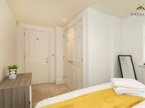 LARGE 2 Bedroom Apt With Parking