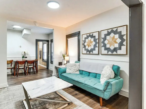 Walkable Location: Welcoming Unit in Omaha