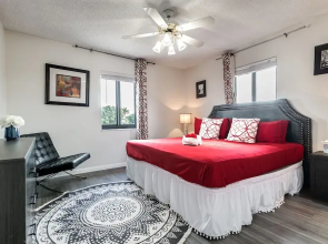 2 Bed2 Bath House with Backyard Jacuzzi