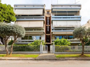 Βright Walled Designed Apt in Glyfada Center