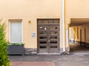 Spacious apt on Tranquil Courtyard