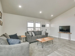 2 Mi to Bear Lake: Mtn-view Gem in Garden City