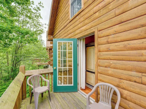 Fire Pit & Porch: Warm & Woodsy Rothbury Escape!