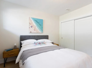 Perfect 2 Bdr, 2 Bath Landing for the Family