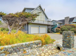 Deck + Walk to Beach: Southern Oregon Coast Home!