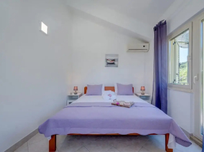 Seaside Getaway Holiday Home With Patio Slatine