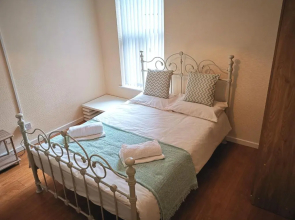 J BOOK NOW, Spacious 5 Bed Sleeps 9 Long Stays Workers & Families by Your Night Inn Group