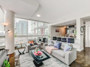 Upscale 2BR Condo - King Bed - Stunning City Views