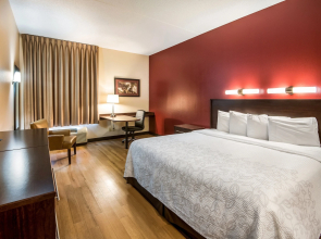 Red Roof Inn PLUS+ Long Island - Garden City