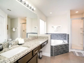 Paradise awaits! Spacious 5 Bed Aviana Resort home, Davenport, US