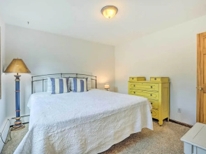 Near Marina & Downtown: Idyllic Frisco Condo