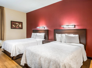 Red Roof Inn PLUS+ Long Island - Garden City