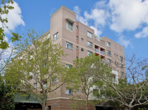 Ample Space In This 1 Bed Apt Also With Pool/Gym