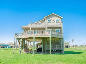 Family Tides 4 Bedroom Home by RedAwning