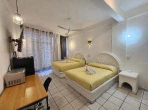 Lovely studio apartment with balcony AC & wi-fi, minutes from downtown!