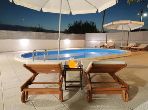 Max - Luxurious With Pool - A1