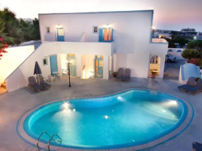 villa pelekanos santo