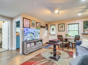 Artsy Cottage in Scotrun w/ Studio Space & Hot Tub