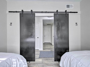 Modern Phoenix Condo w/ Resort Pool & Spa!