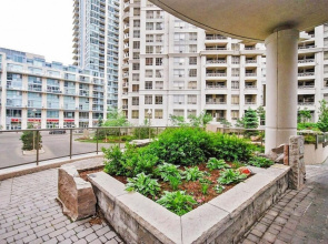 Cozy 2 Bedroom Near Square One Mall