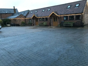 Nuneaton - Cottage - Sleeps 2 - Parking - Garden