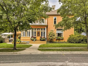 Dog-friendly Home w/ Balcony & Yard in Surgeon Bay