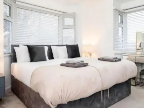Private Gated Modern Home in Southampton - Estwood