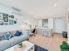 Melboune City EQ tower 1 Bedroom Apartment with skyline view by KozyGuru