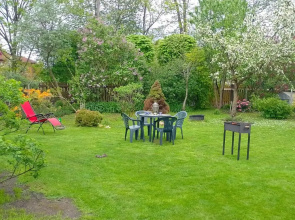House, garden & sauna. Free parking. Train stop-200 m. Sea-1 km.