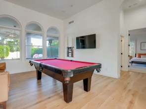 Pool Table, Putting Green: Luxury Oasis in Mesa