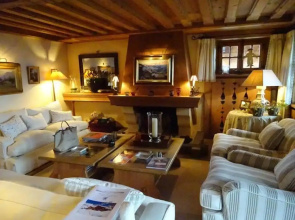 Cozy fully serviced Twin Chalets